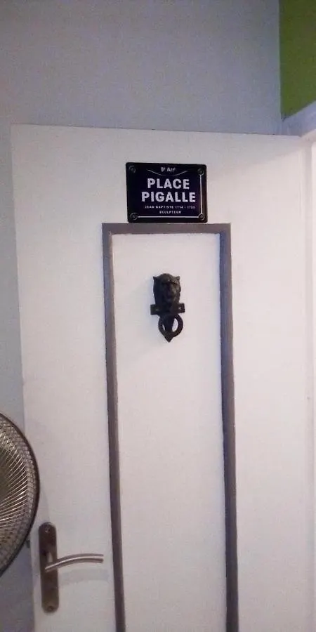 Studio Pigalle Montmartre De 25 M2 - 2 Minutes De La Station Metro Pigalle - 2 Lits Simples Type Gigogne Pour 2 Personnes - Quartier Hypertouristique - Cabaret Moulin Rouge A 200 M, Cafe Aux Noctambules ,Cabaret Chez Michou-Restaurants-Saunas 파리