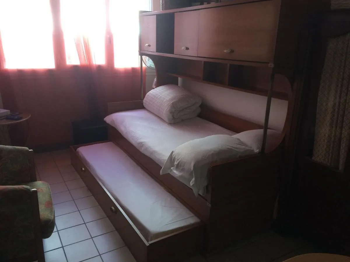 Studio Pigalle: Cozy Parisian Retreat in Montmartre 0*, Paris France