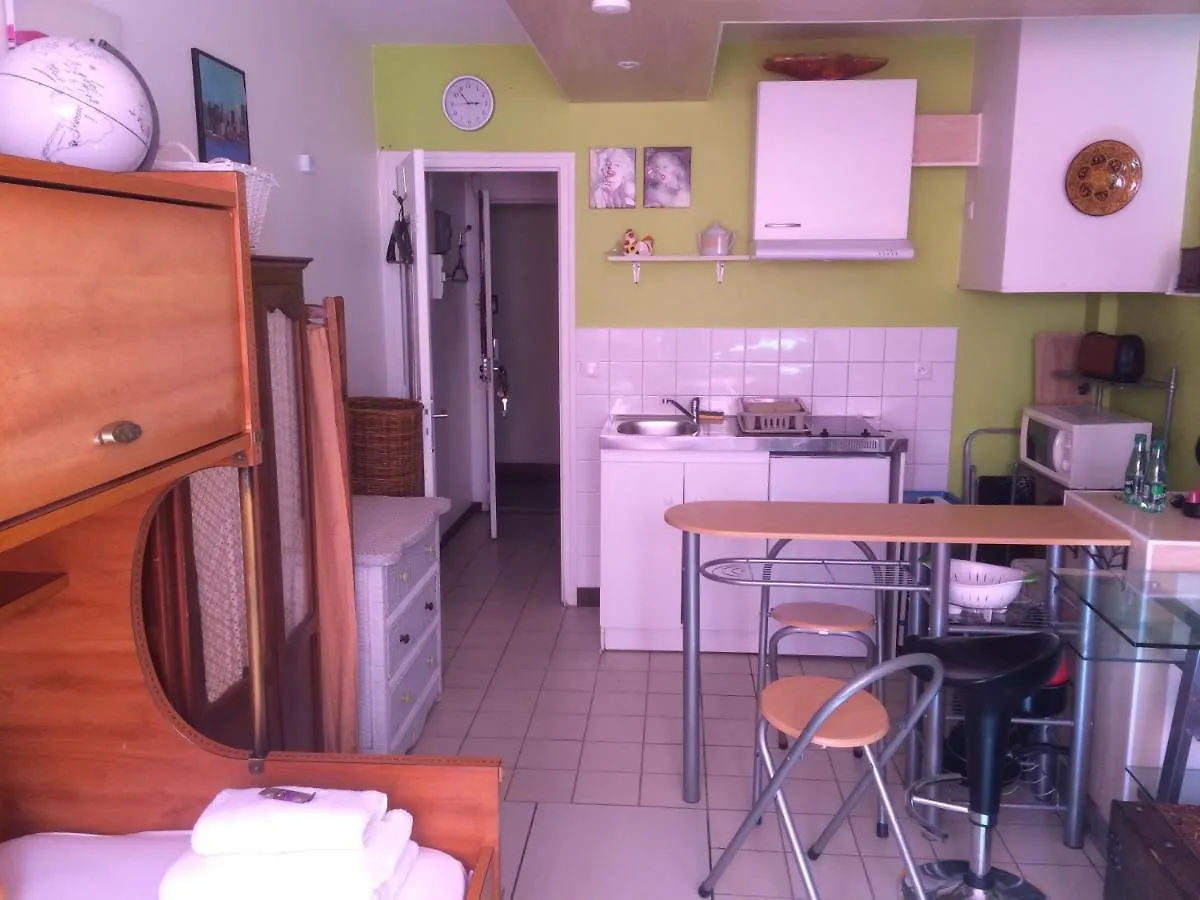 Métro Pigalle,Garçonnière 25 m2, 3 per, cabarets théâtres,restaurants,tout confort Paris 0*,