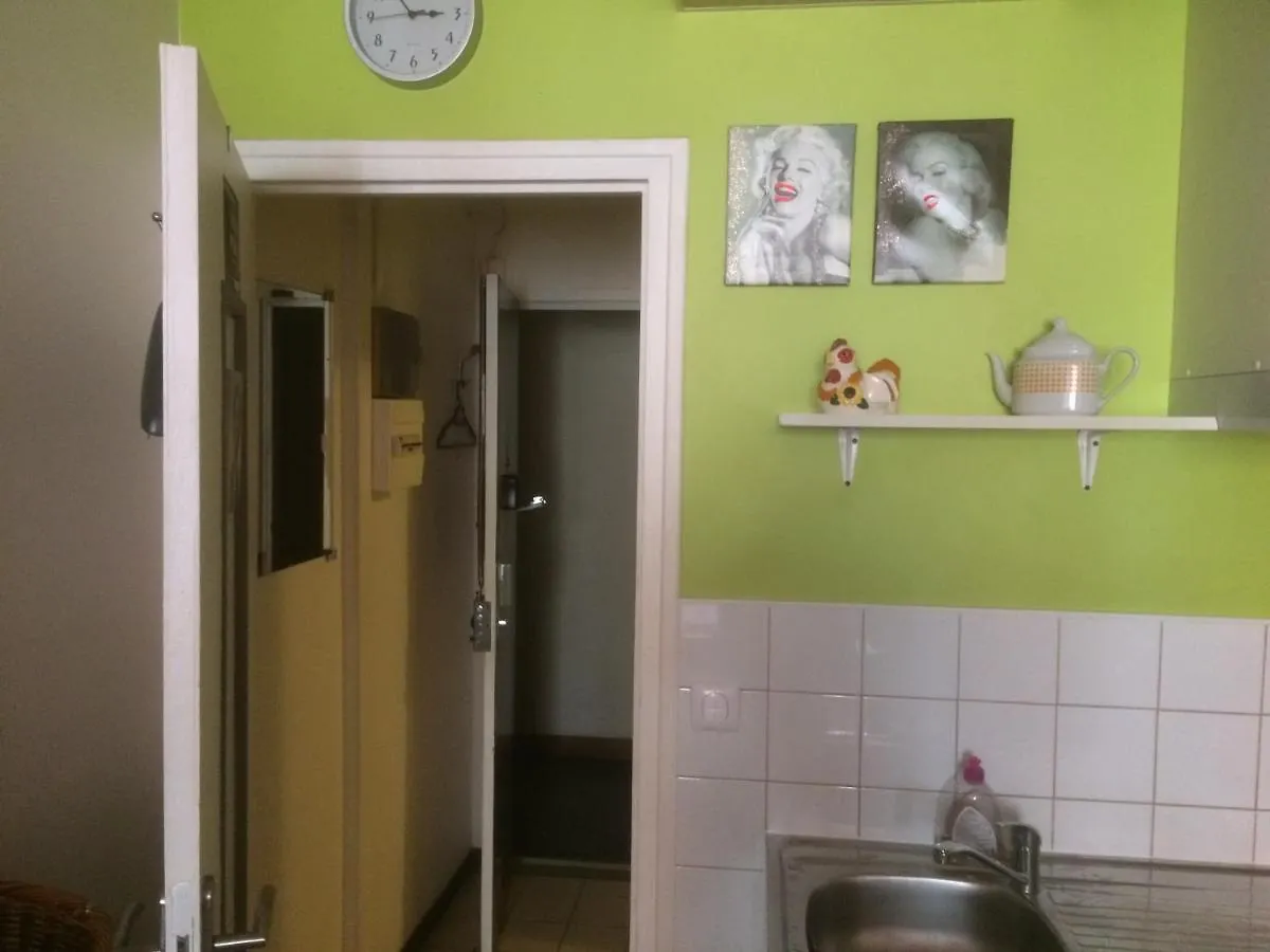 Appartement Métro Pigalle,Garçonnière 25 m2, 3 per, cabarets théâtres,restaurants,tout confort Paris France