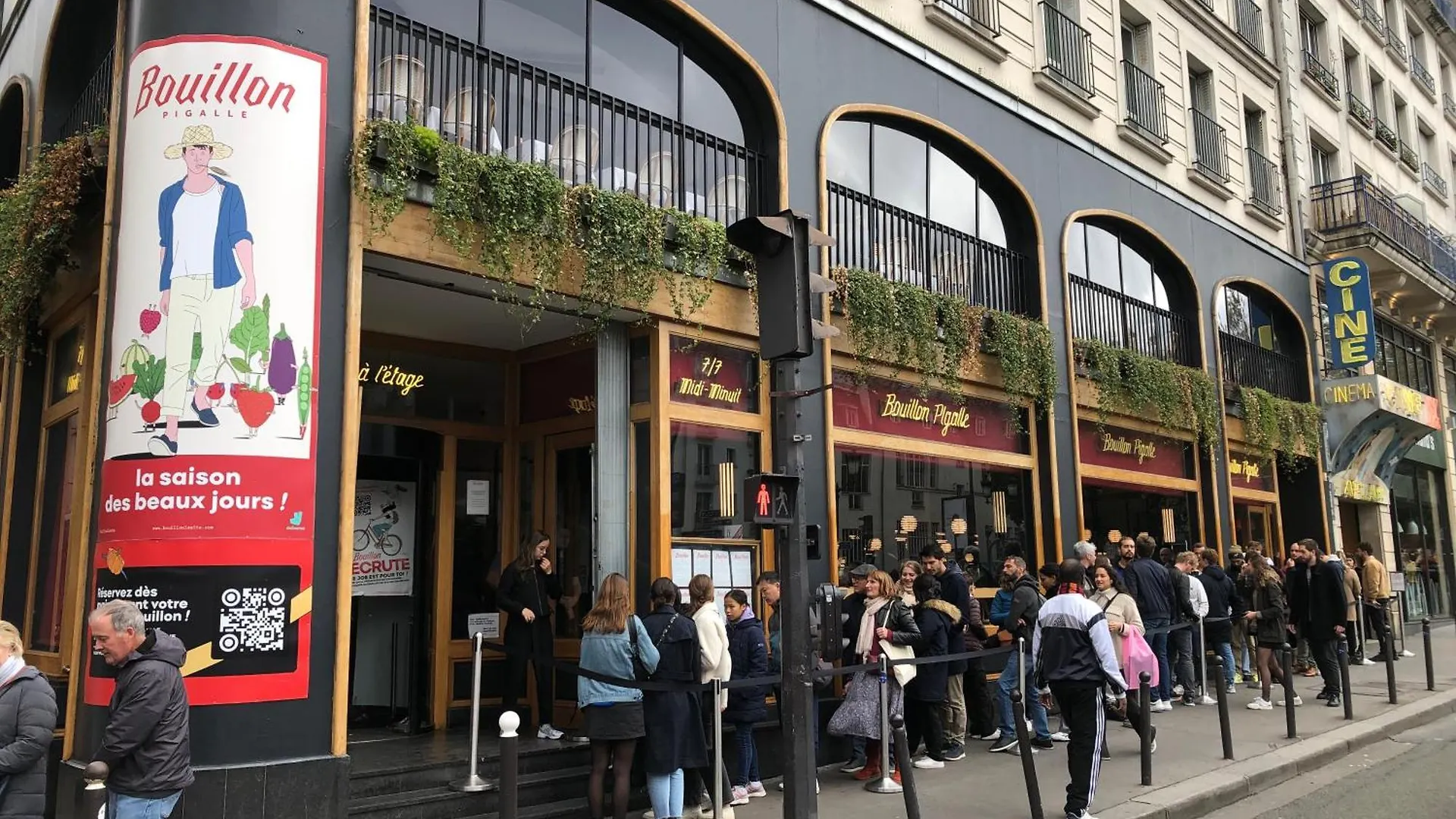 Métro Pigalle,Garçonnière 25 m2, 3 per, cabarets théâtres,restaurants,tout confort Paris France