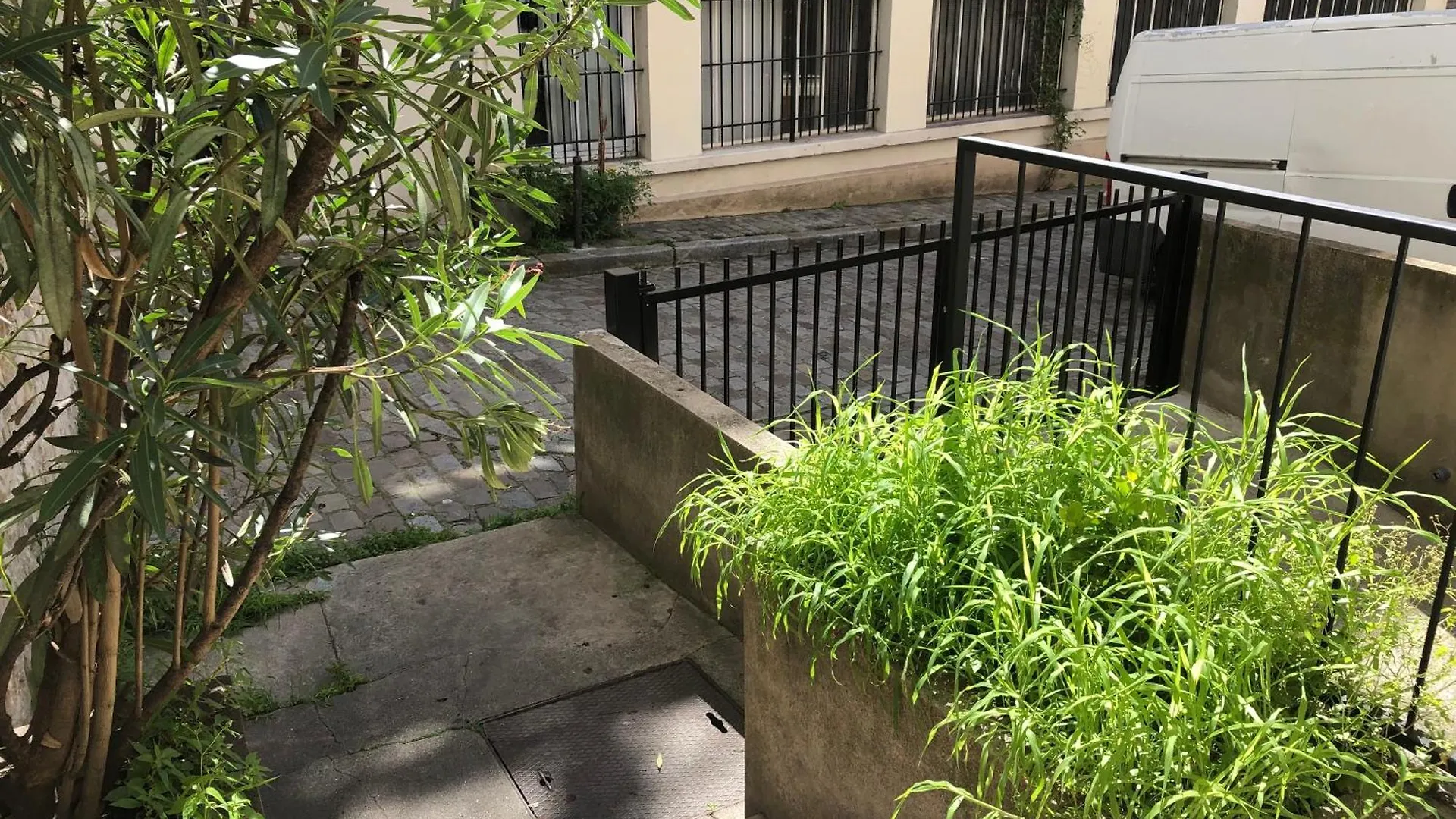 Appartement Métro Pigalle,Garçonnière 25 m2, 3 per, cabarets théâtres,restaurants,tout confort Paris France