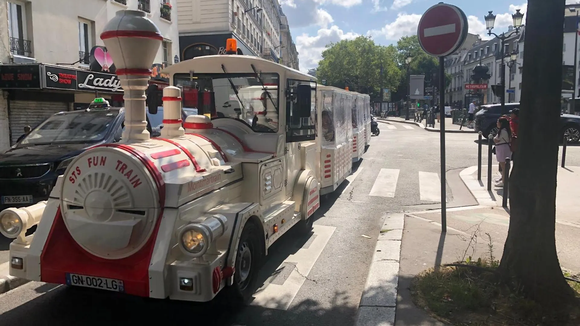 Métro Pigalle,Garçonnière 25 m2, 3 per, cabarets théâtres,restaurants,tout confort Paris 0*,