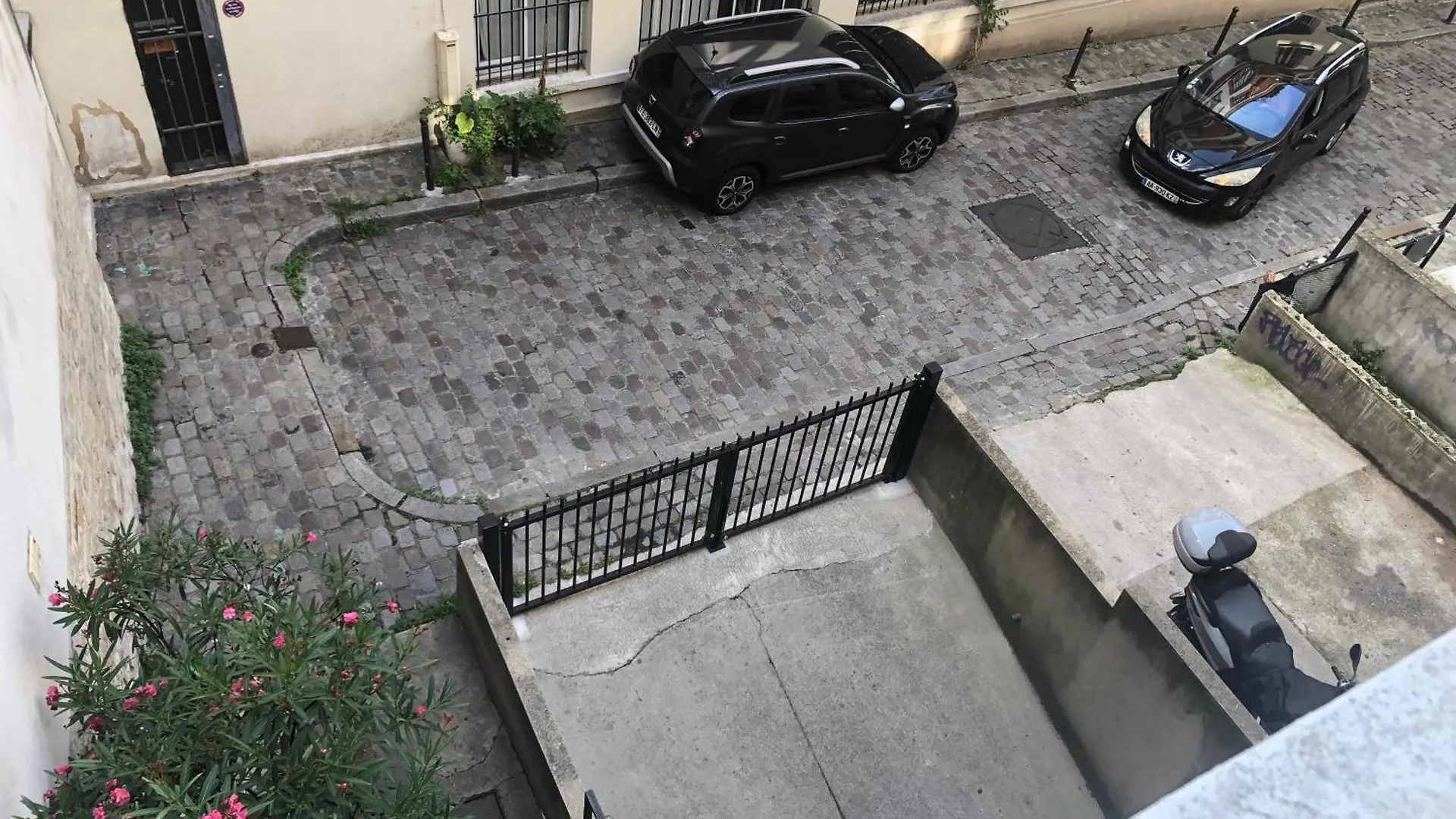 Métro Pigalle,Garçonnière 25 m2, 3 per, cabarets théâtres,restaurants,tout confort Paris Appartement