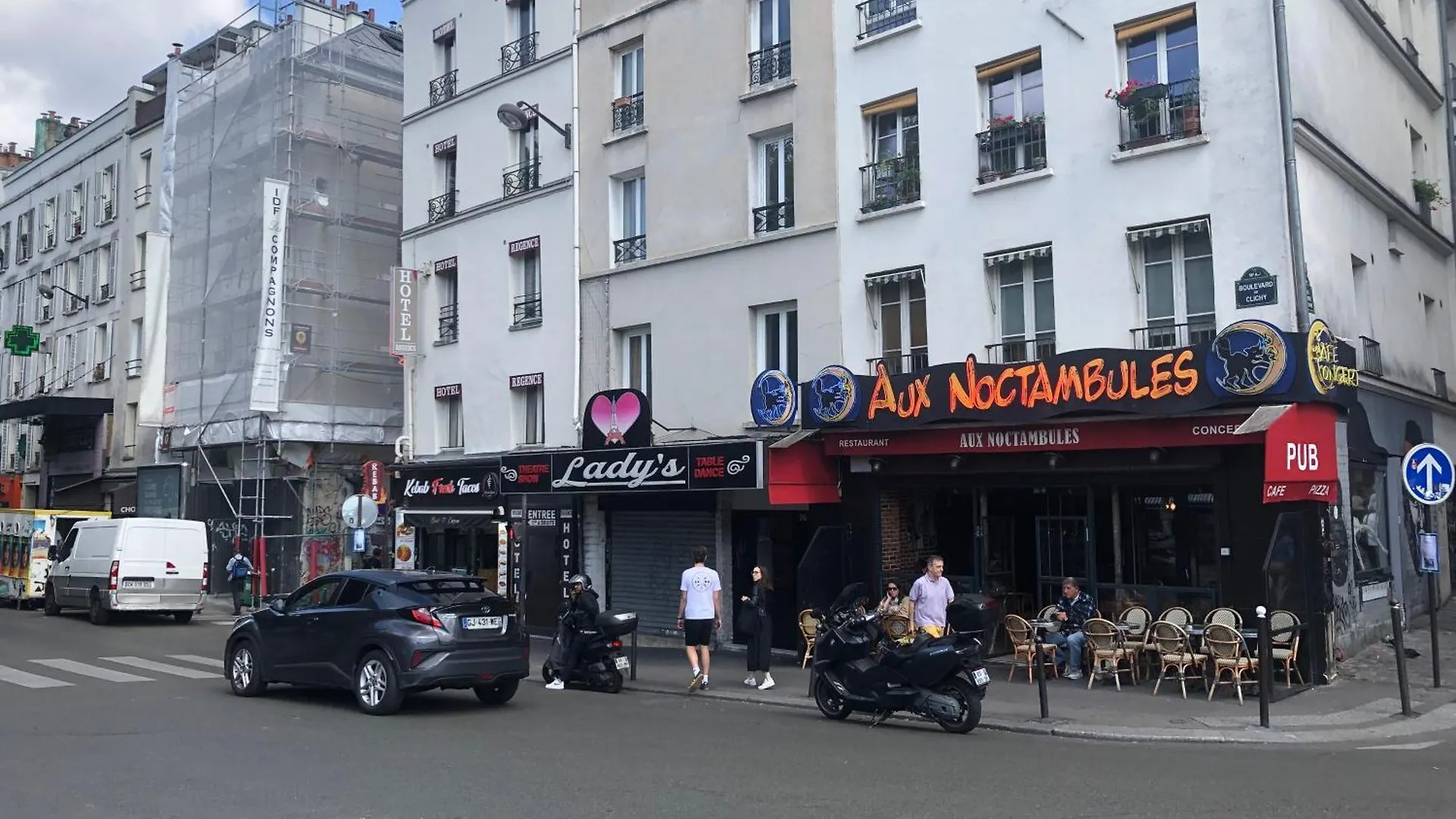 Métro Pigalle,Garçonnière 25 m2, 3 per, cabarets théâtres,restaurants,tout confort Paris