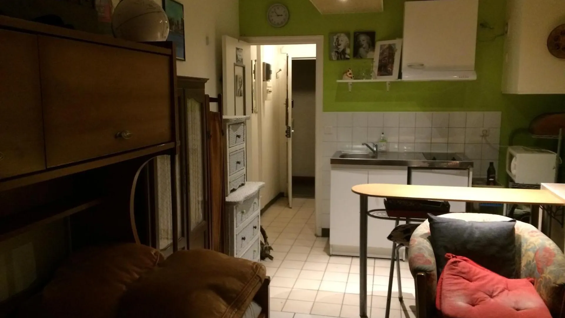 Lägenhet Studio Pigalle De 25 M2 - 2 Lits Simples Type Gigogne Pour 2 Personnes - Coeur Touristique De Paris - 2 Minutes De La Station Metro Pigalle ,Petit Train Vers La Butte Montmartre-Cabarets Moulin Rouge,Chez Michou-Restaurants Bouillon Pigalle,Berliner