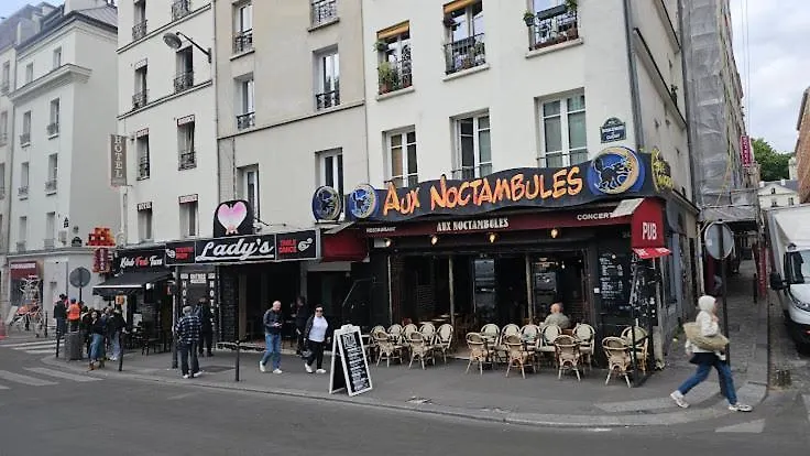 Métro Pigalle,Garçonnière 25 m2, 3 per, cabarets théâtres,restaurants,tout confort Parigi 0*,