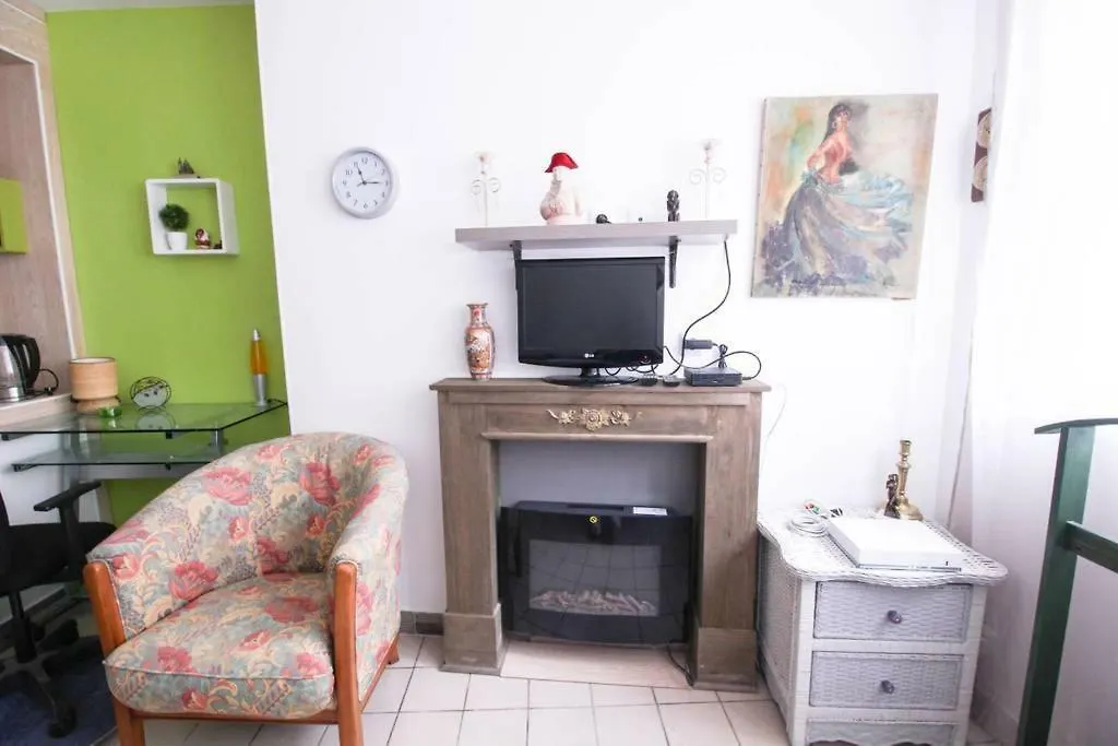 Appartement Métro Pigalle,Garçonnière 25 m2, 3 per, cabarets théâtres,restaurants,tout confort Paris