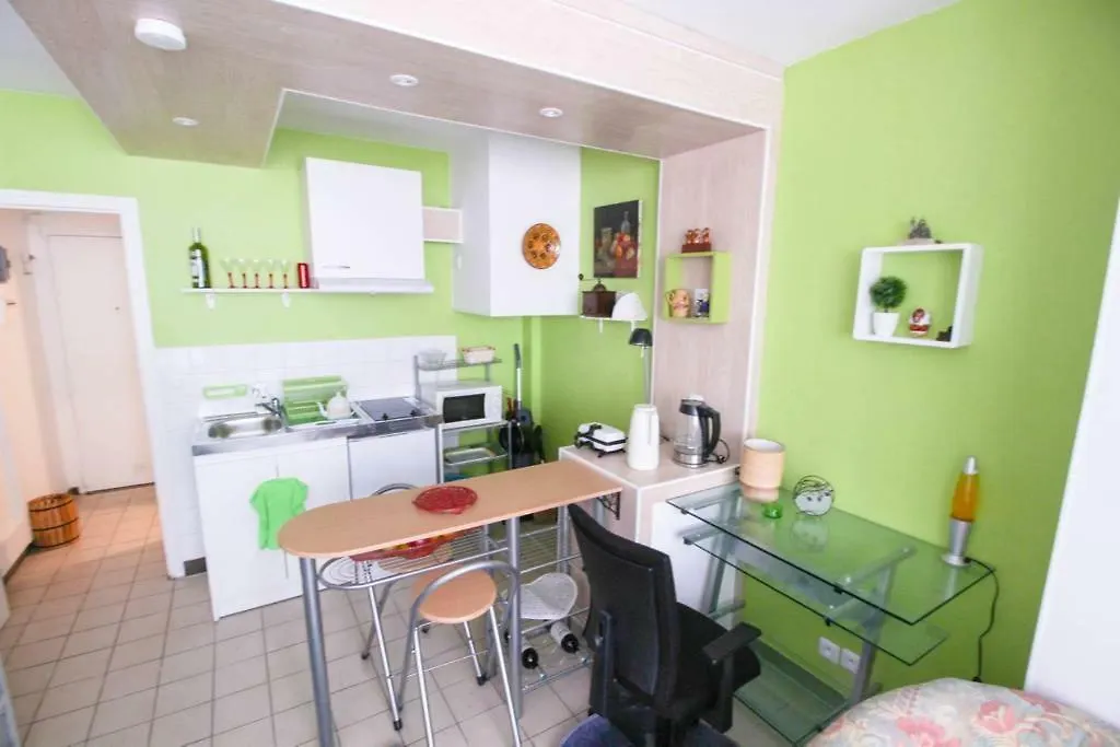 Métro Pigalle,Garçonnière 25 m2, 3 per, cabarets théâtres,restaurants,tout confort Paris