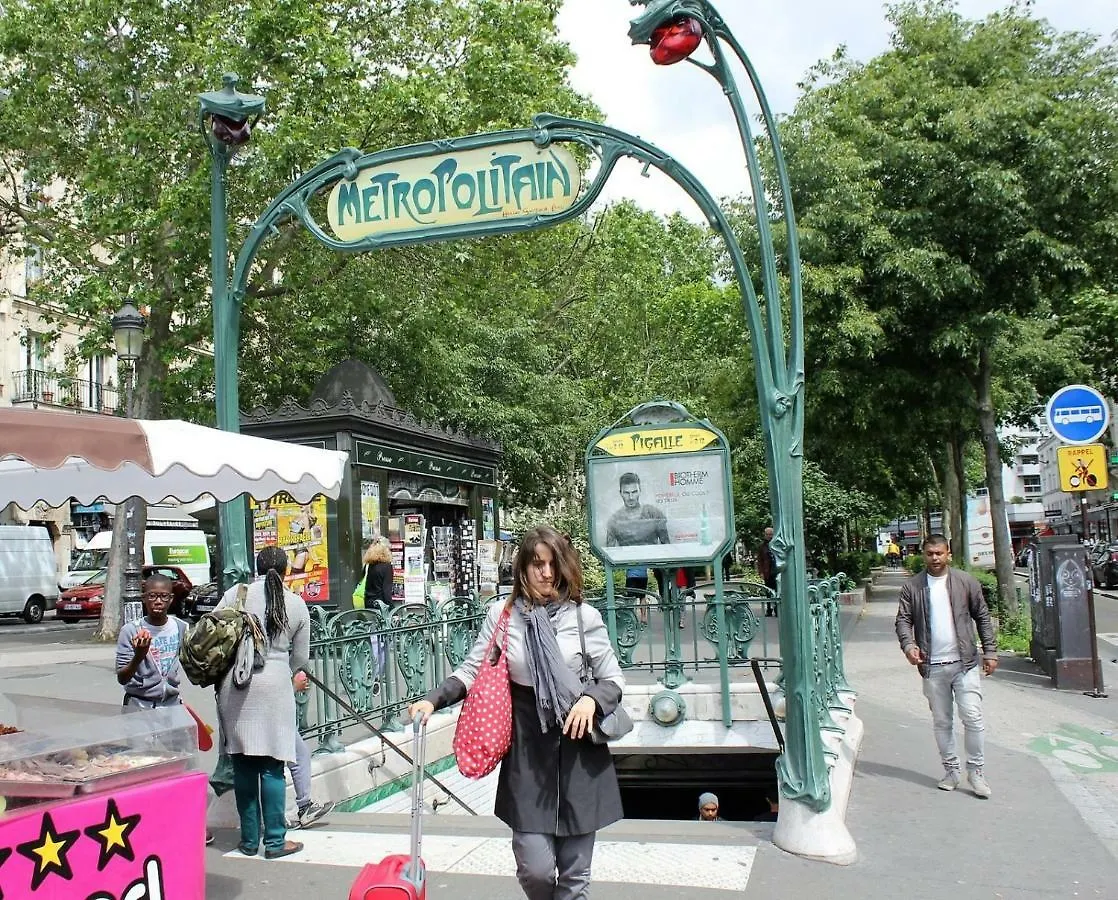 Studio Pigalle De 25 M2 - 2 Lits Simples Type Gigogne Pour 2 Personnes - Coeur Touristique De Paris - 2 Minutes De La Station Metro Pigalle ,Petit Train Vers La Butte Montmartre-Cabarets Moulin Rouge,Chez Michou-Restaurants Bouillon Pigalle,Berliner Lägenhet
